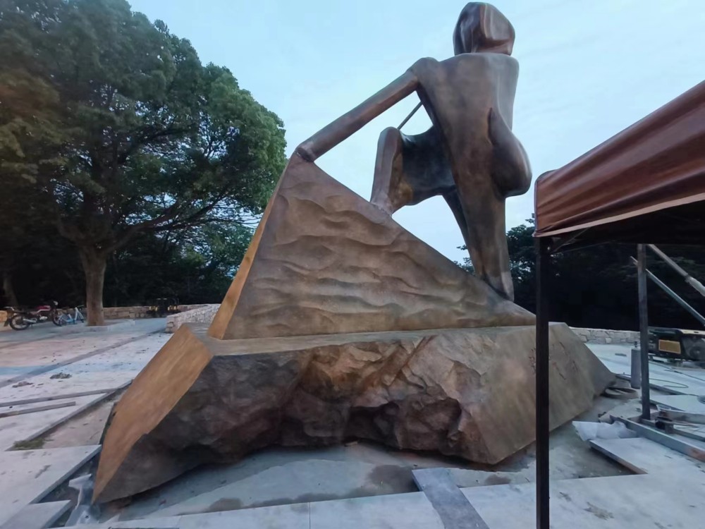 江蘇無錫攀登者鍛銅雕塑