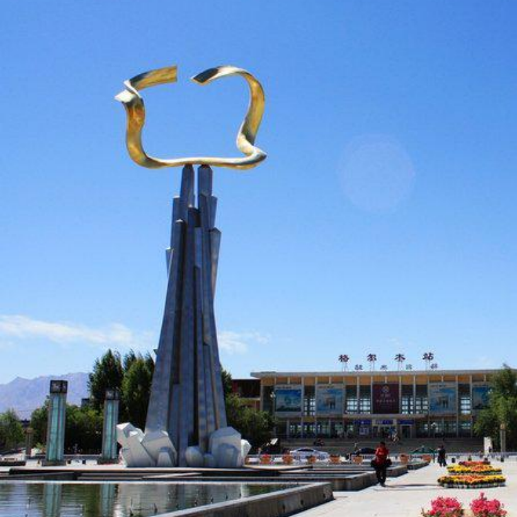 青海格爾木火車站標志性雕塑，21米高