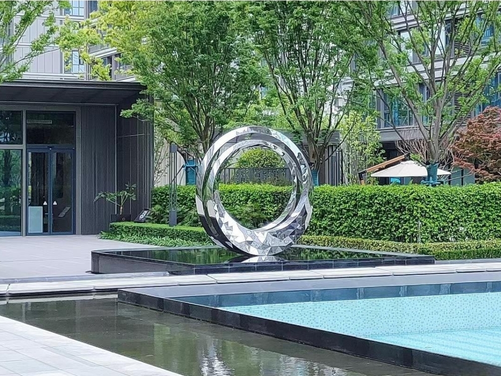 地產(chǎn)不銹鋼鏡面圓環(huán)雕塑