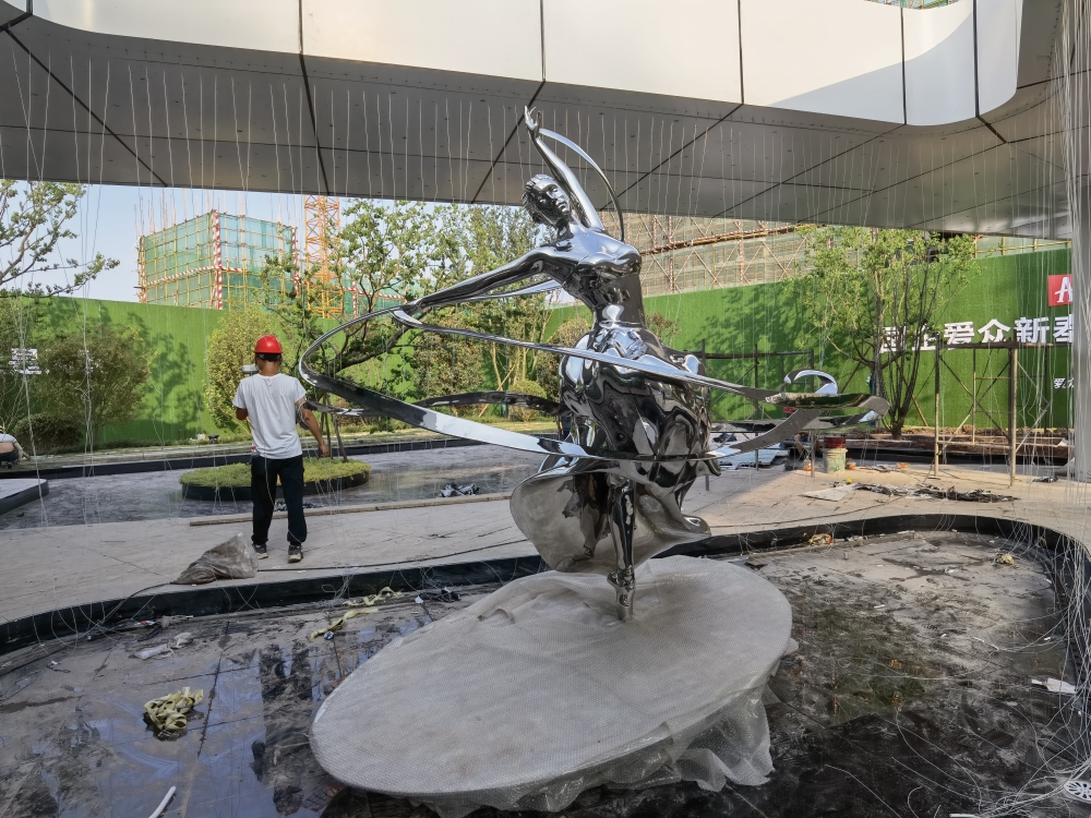 四川廣安愛眾地產(chǎn)不銹鋼雕塑