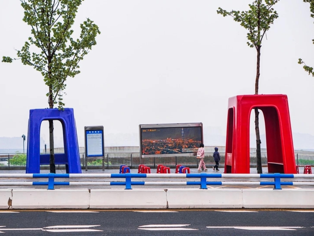 重慶渝北悅來不銹鋼凳子雕塑