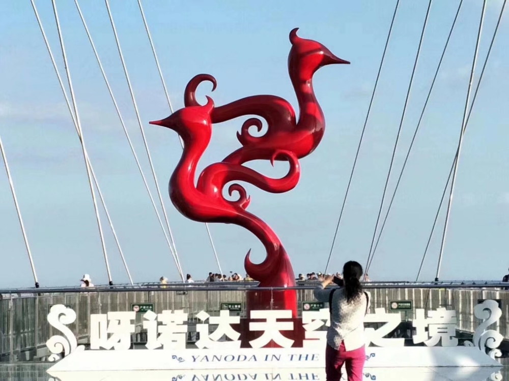海南三亞景區(qū)抽象鳳凰雕塑