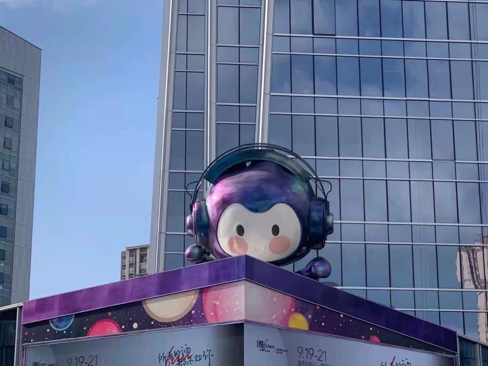 重慶解放碑商業(yè)街不銹鋼雕塑